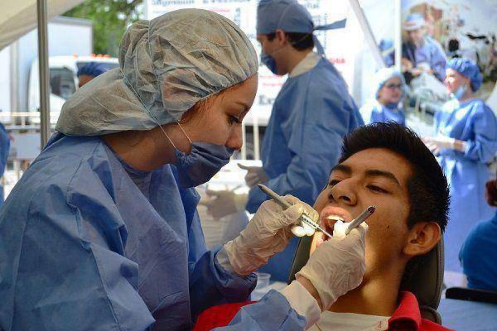 Programa “Argentina Sonríe” y colocará gratuitamente prótesis dentales