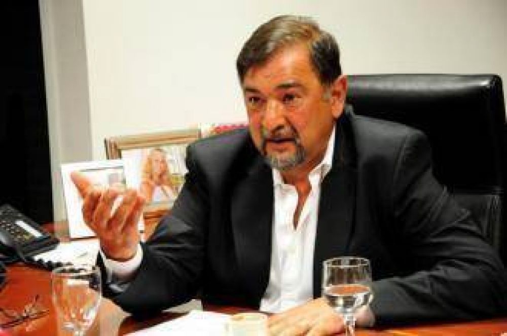 Denuncian que Miguel Isa beneficia a su entorno con contrataciones