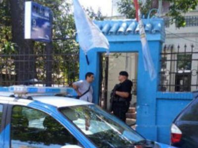 Tras cometer un asalto, un delincuente caus� heridas a un ni�o al buscar refugio en una casa