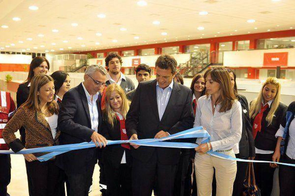 Massa y Zamora inauguraron el nuevo Centro de Atenci�n al Vecino