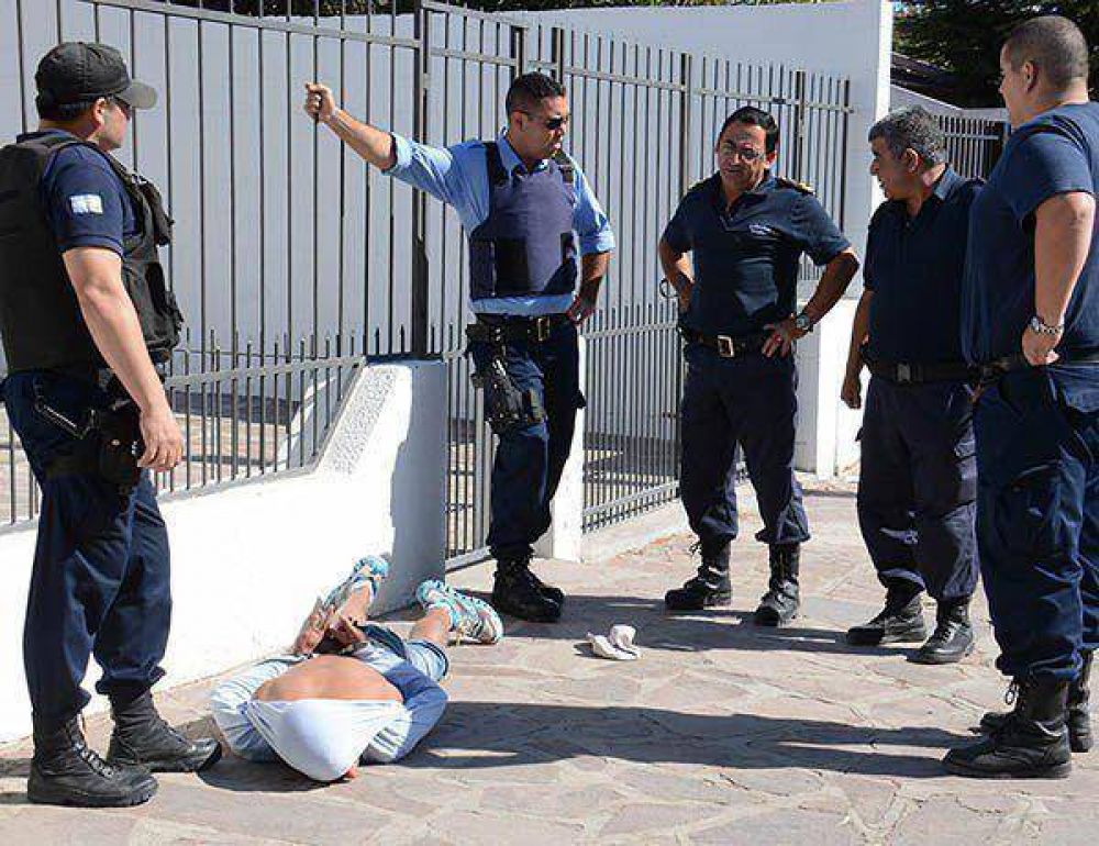 La Polic�a atrap� a ladr�n y los vecinos lo agredieron
