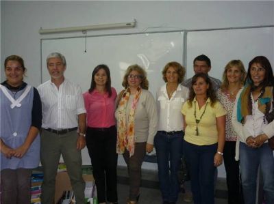 El equipo de Educaci�n entreg� �tiles escolares