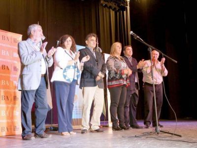 Guti�rrez entreg� escrituras