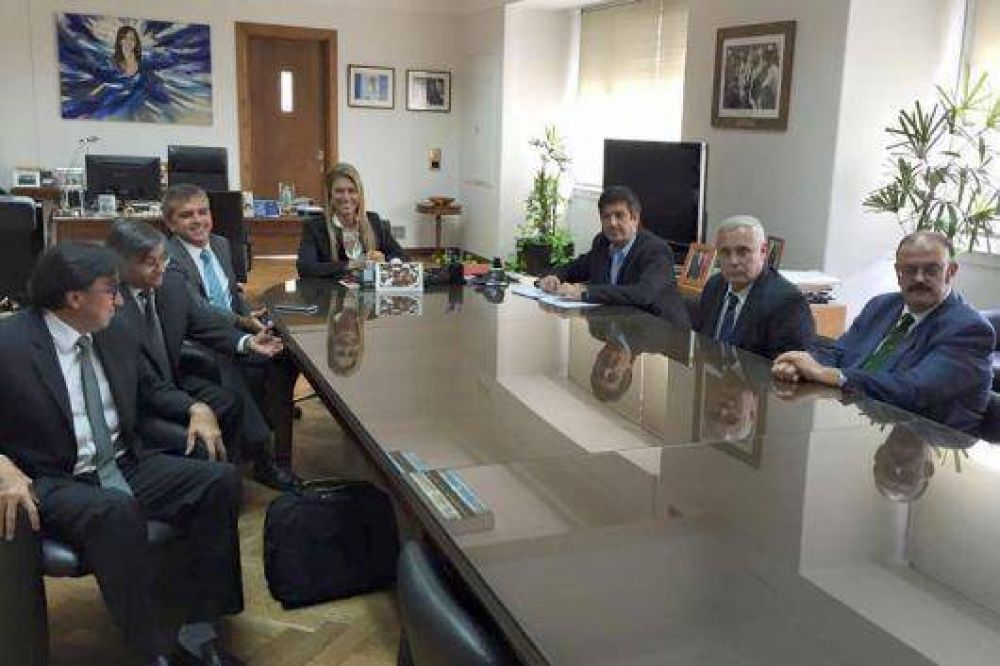 Fabi�n R�os, D�bora Giorgi y directivos de ARCA Continental acordaron trabajos en conjunto y planes de inversi�n para la Ciudad