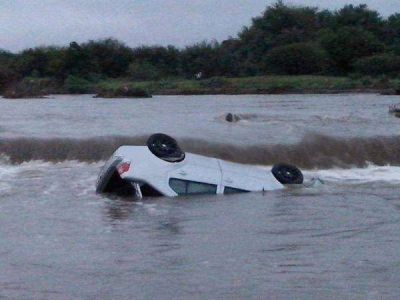 Salvan a una pareja de ser arrastrada por las aguas del r�o