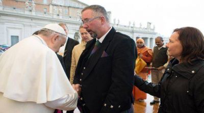 Familiares de v�ctimas del ISIS reciben consuelo del Papa Francisco en el Vaticano