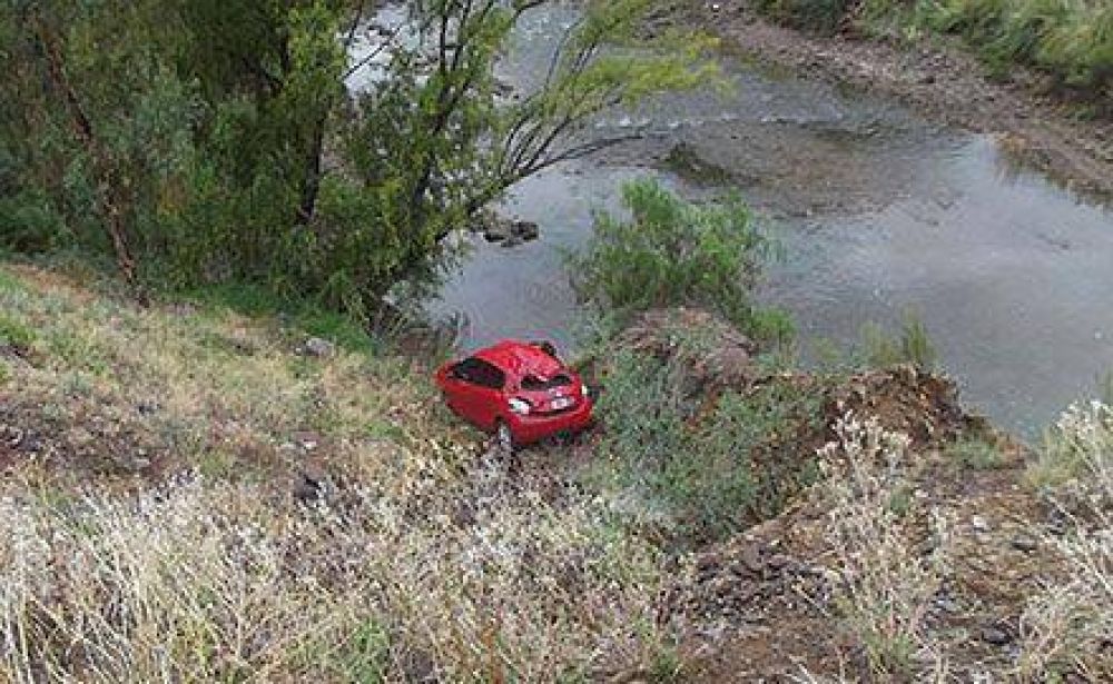 Odisea de una familia pampeana en Valle Grande: un chico de 13 a�os herido cuando se desbaranc� un auto en el r�o Atuel