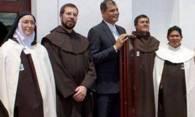 El Presidente de Ecuador y el bast�n de Santa Teresa