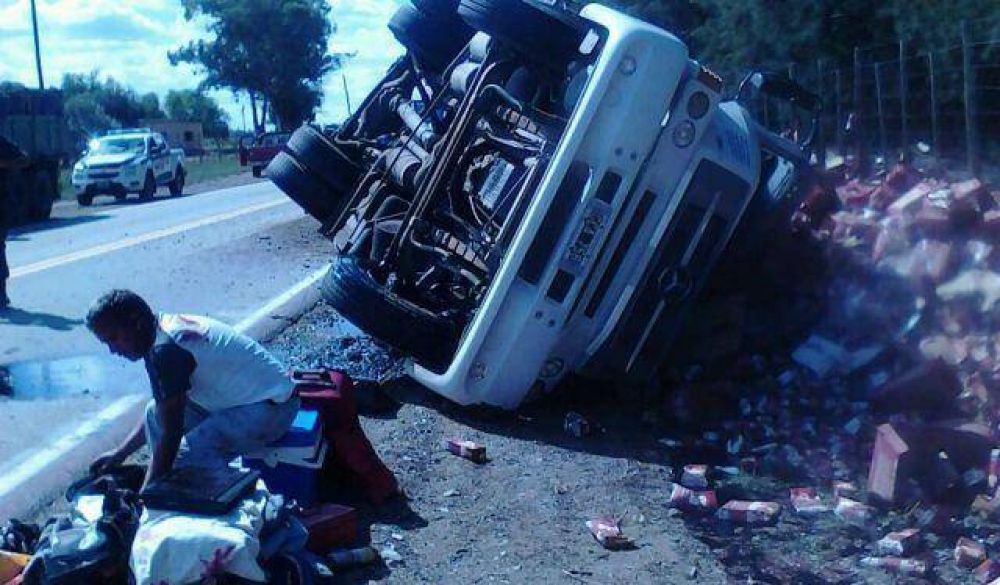 Volc� un cami�n que transportaba cajas de vino; se llevaron todo