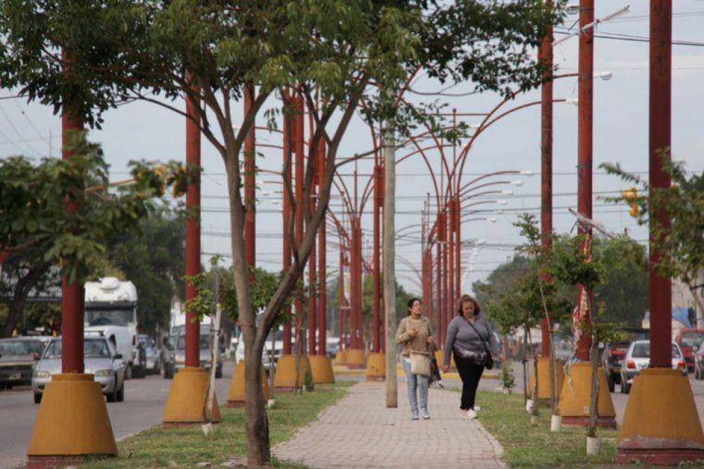 Un nuevo sendero peatonal recorre avenida Pe�aloza