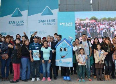 M�s de 300 familias recibieron las llaves de sus nuevas casas