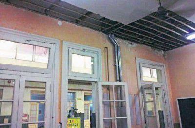 Escuelas porte�as: viejas, rotas y h�medas