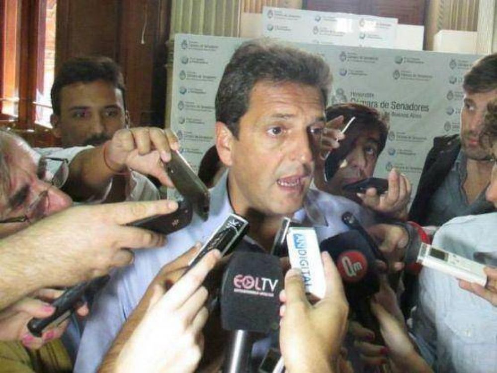 Massa desembarc� en el Senado para evitar la fuga de legisladores: Lleg� enojado y se fue peor