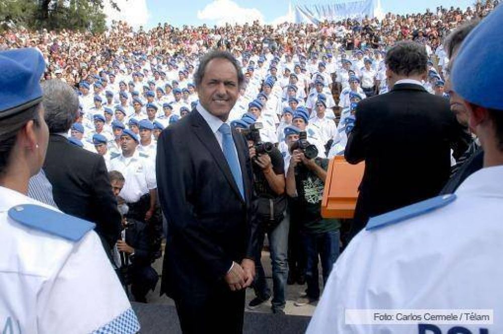 Scioli: Ustedes son el mayor cambio de la historia de la polic�a de la provincia de Buenos Aires