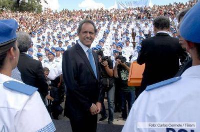 Scioli: Ustedes son el mayor cambio de la historia de la polic�a de la provincia de Buenos Aires