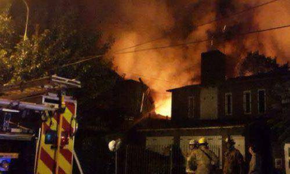 Un incendio destruy� una f�brica de zapatos en Pacheco