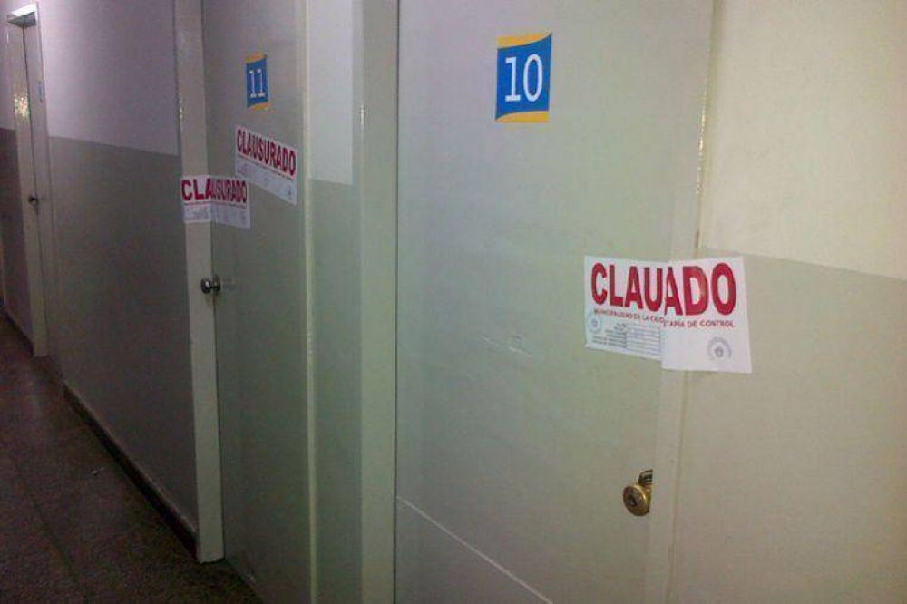 Clausuran a una empresa de transporte por arrojar residuos en la v�a p�blica