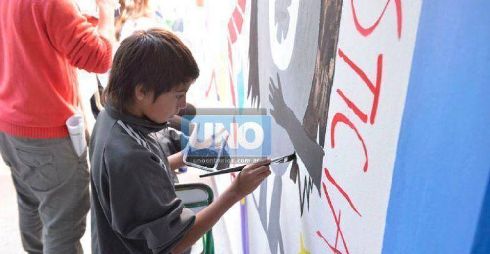En la escuela Neuqu�n pintaron un mural sobre derechos humanos