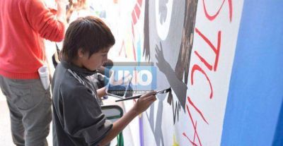 En la escuela Neuqu�n pintaron un mural sobre derechos humanos