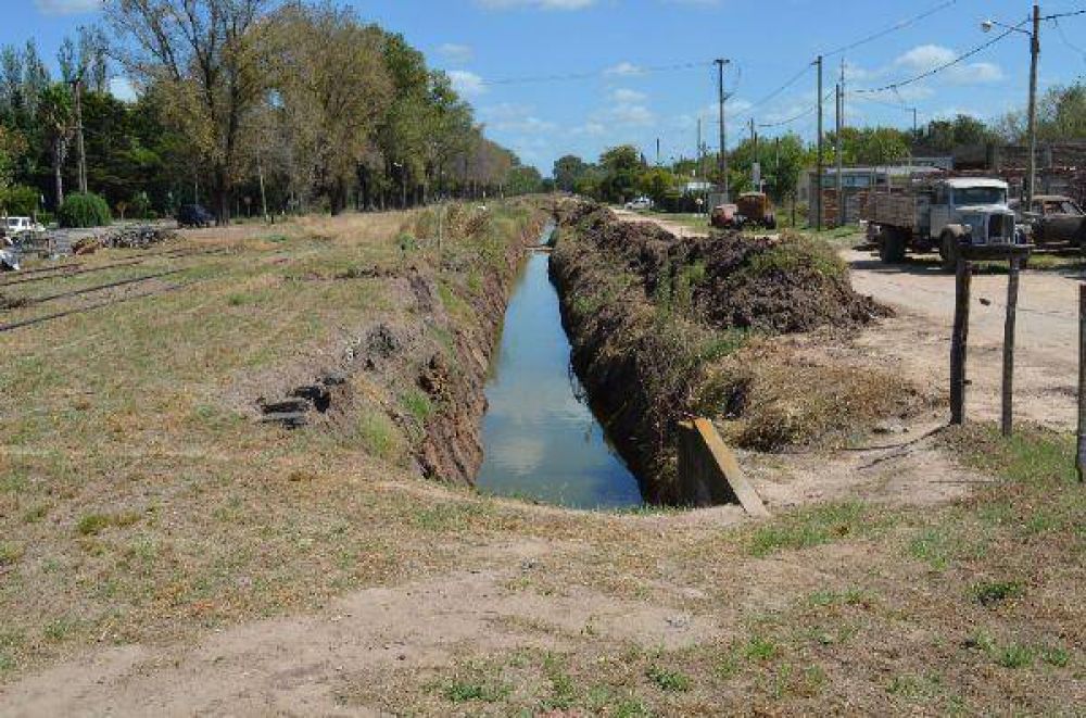 Realizaron trabajos de apertura y limpieza de canales en Capit�n Sarmiento