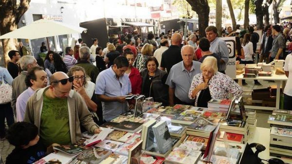 Con variedad y buenos precios, arranc� la feria que re�ne libros y manjares