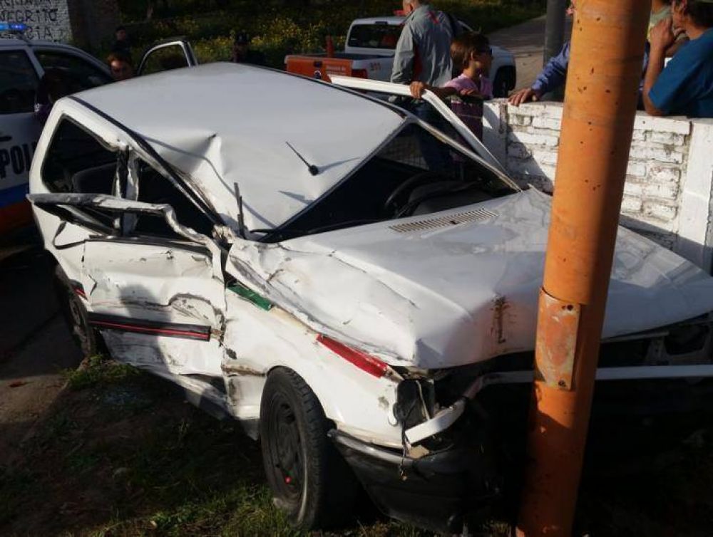 Joven herido tras chocar contra una camioneta
