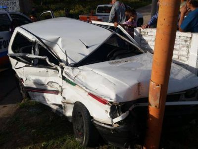 Joven herido tras chocar contra una camioneta