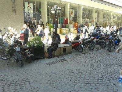 Estacionamiento de motos en el medio de la peatonal