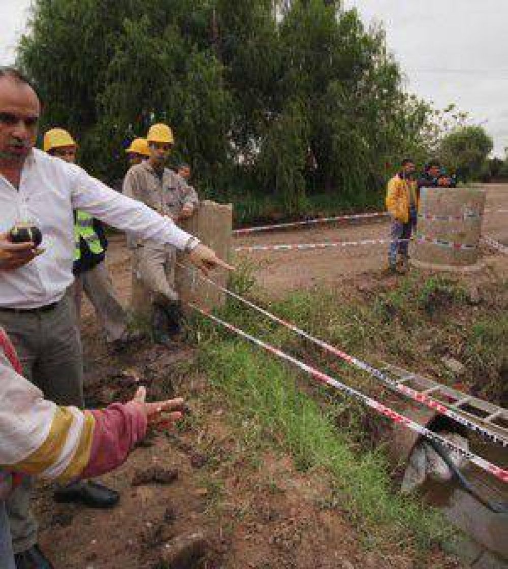 Desag�es: El Municipio realiza el entubado de un zanj�n en barrio Santa Rita