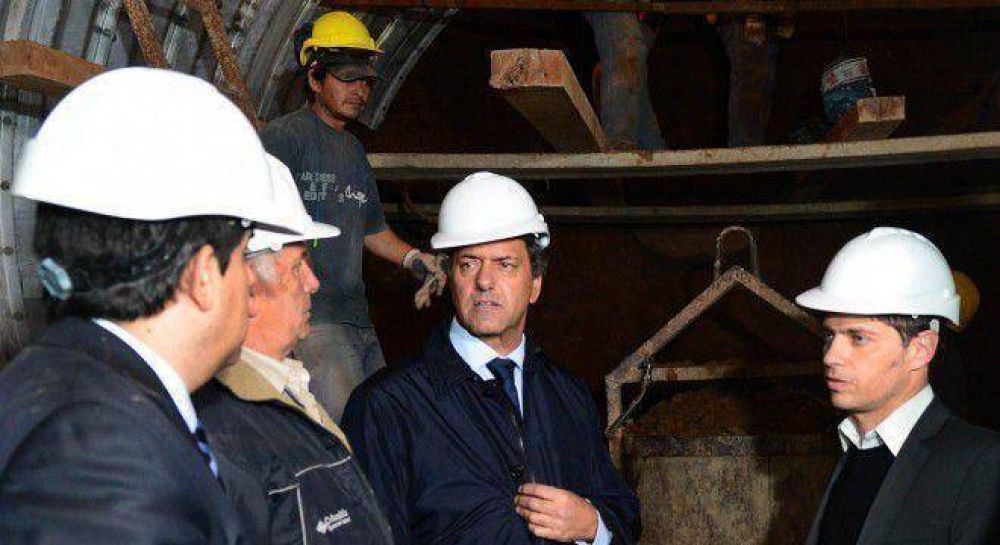 El abrazo del oso de Scioli a Kicillof, ante las versiones de su candidatura presidencial