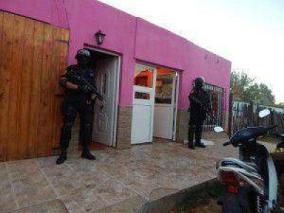 EN CINCO ALLANAMIENTOS EN SIMULT�NEO SE LOGR� SECUESTRAR IMPORTANTE CANTIDAD DE DROGA, ARMAS, DINERO EN EFECTIVO Y CELULARES.