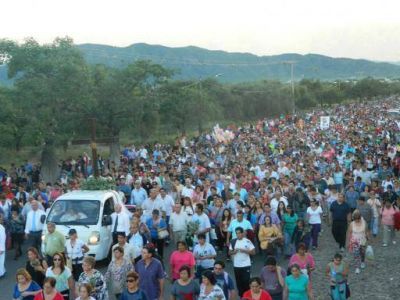 Una multitud peregrin� hasta la Gruta de la Virgen en el inicio de la Semana Santa
