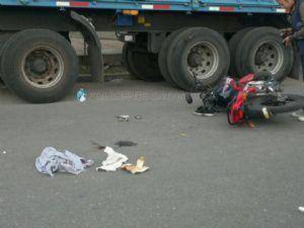 Joven motociclista choc contra un camin estacionado