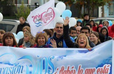 Iglesias evangelistas realizaron una multitudinaria caravana