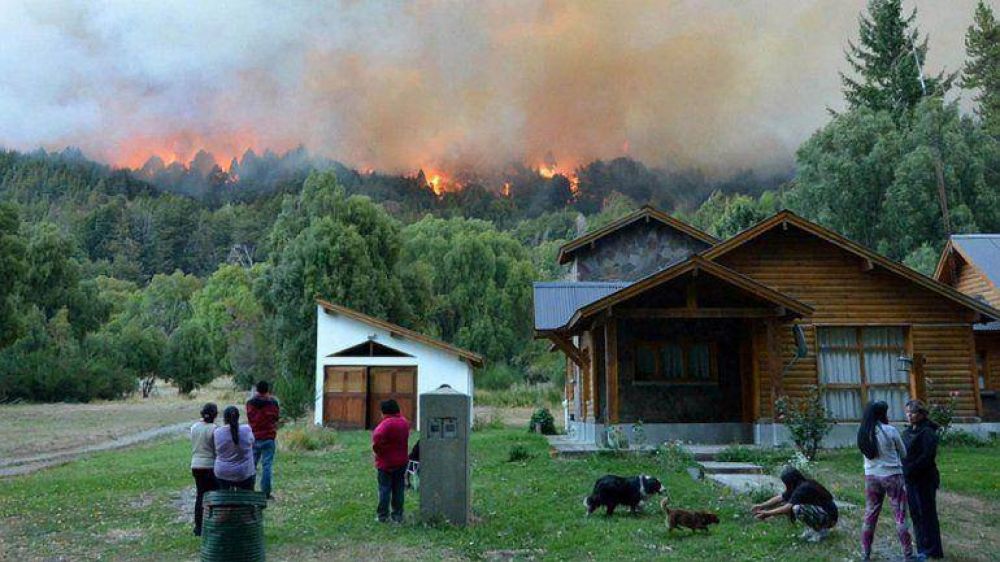 Los incendios en Chubut no cesan y ya alcanzaron algunas viviendas