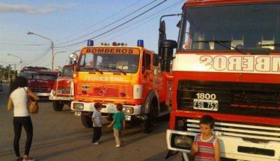Con buena concurrencia, realizaron el Abrazo a los Bomberos Voluntarios