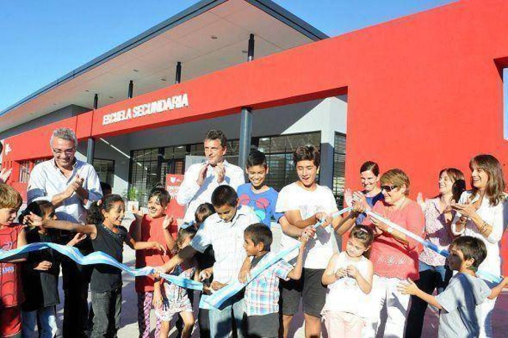 Massa y Zamora inauguraron un nuevo secundario para Benavdez