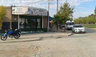 Dicen que le dispararon desde una moto y herido camin� una cuadra para pedir ayuda