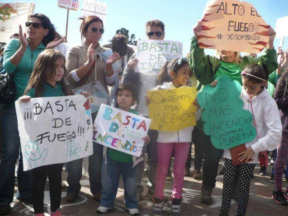 Gran cantidad de gente mostr� su indignaci�n por los incendios