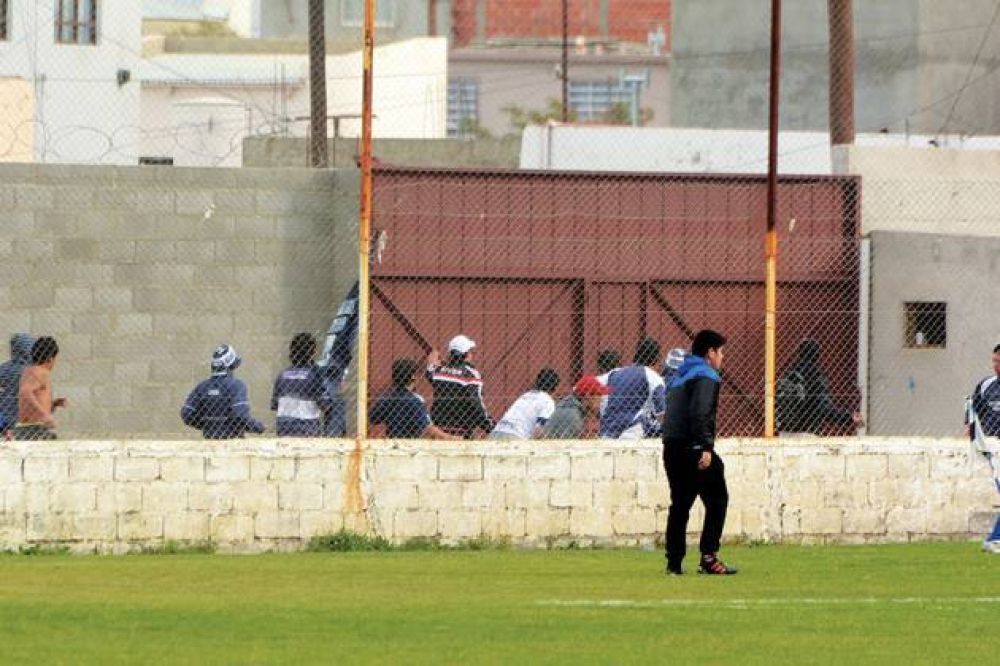 Enfrentamiento de una facci�n de la hinchada de Newbery con la polic�a