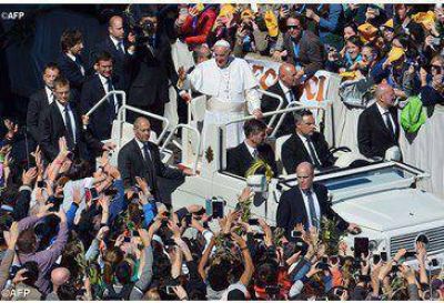 �Prosigan con misericordia su camino hacia Cracovia! El Papa a los j�venes en el �ngelus