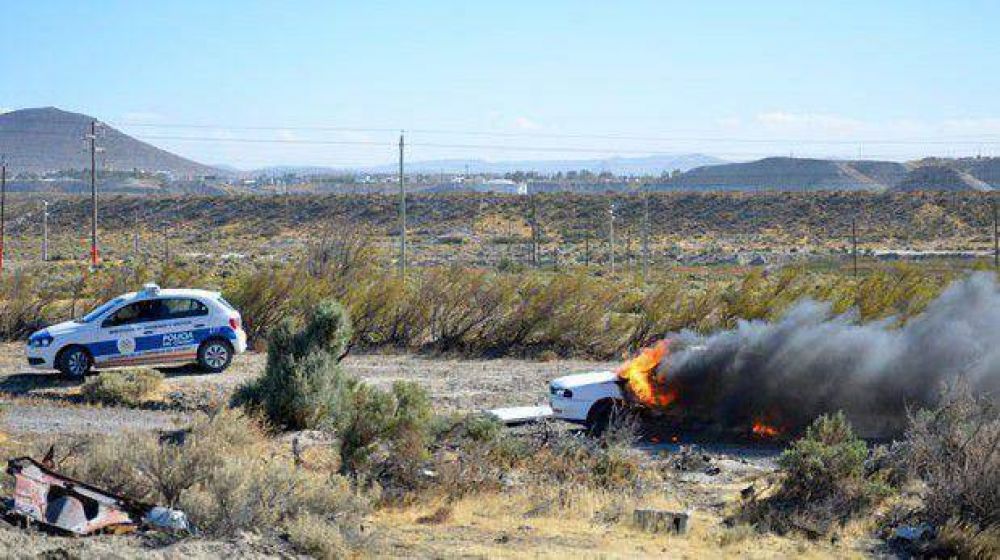 Incendian un coche robado y minutos despu�s detienen a cuatro sospechosos