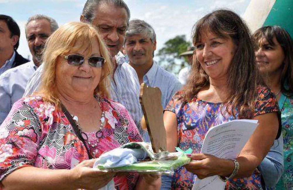 El Gobernador presidi� la entrega de beneficios del Plan Aguas a familias rurales de Mercedes