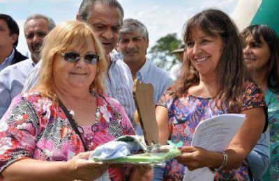 El Gobernador presidi� la entrega de beneficios del Plan Aguas a familias rurales de Mercedes