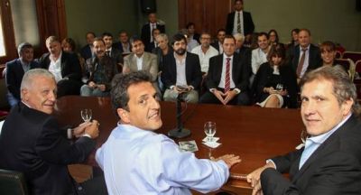 El senador H�ctor Vitale particip� de un encuentro que encabez� Sergio Massa