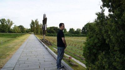 Antisemitismo. Un hombre orin� e hizo el saludo nazi en un memorial del Holocausto en Rep�blica Checa
