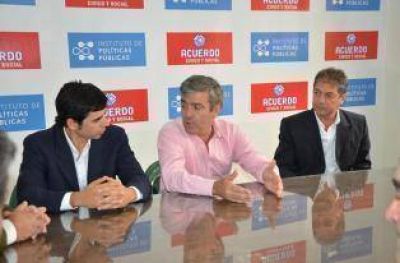 El radical Cano sum� a dos peronistas al Acuerdo C�vico
