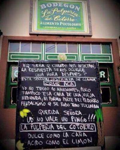 Aparecieron carteles en la calle sobre el insulto de Rojk�s