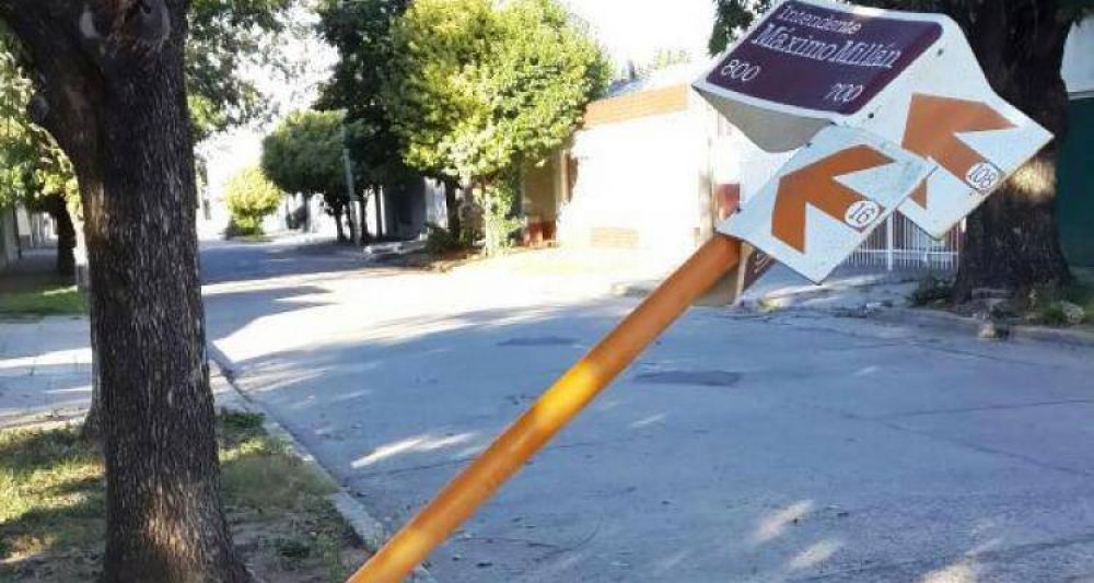 Quejas por el comportamiento de adolescentes que rompieron un letrero
