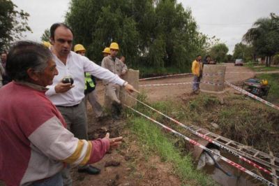Desag�es: el Municipio realiza el entubado de un zanj�n en barrio Santa Rita